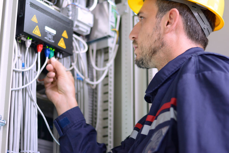 What does an Industrial Electrician Do - Caslec
